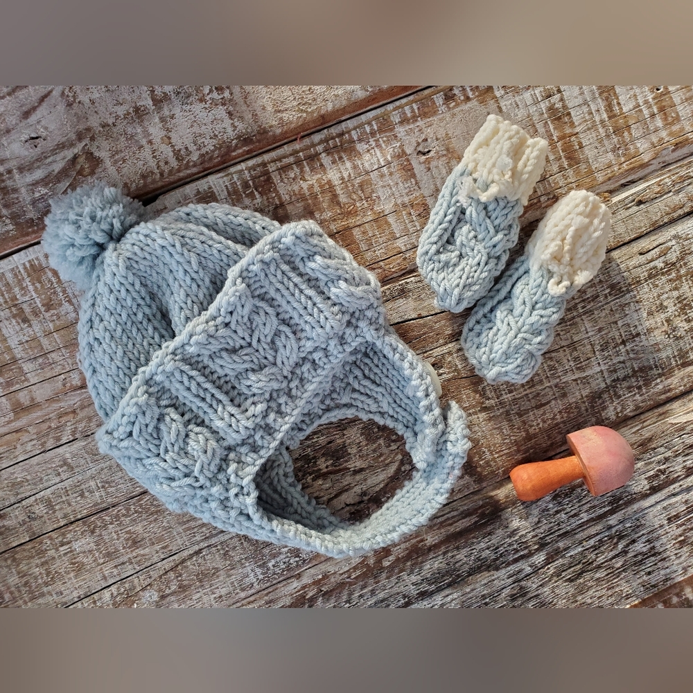 NWOT 0-6m merino wool cabled earflap toque